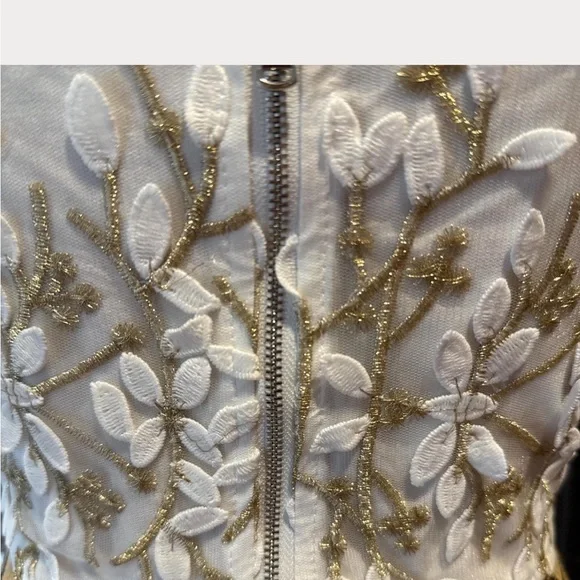 White and gold 3D floral corset style zip up back crop top - Picture 5 of 7